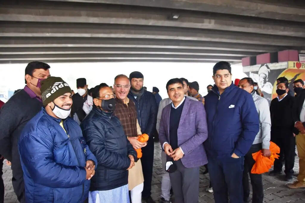सांसद संजय भाटिया ने खुली जीप सेक्टर 11-12 यूटर्न से निकालकर किया उद्घाटन, जाम से मिलेगी राहत