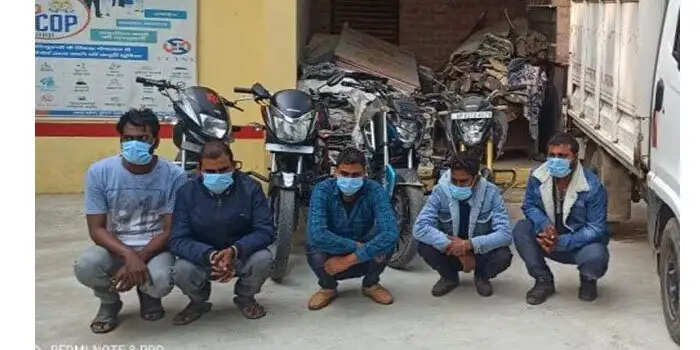 ATM कार्ड बदलकर करते थे ठगी, पुलिस ने सरगना समेत 5 को किया गिरफ्तार