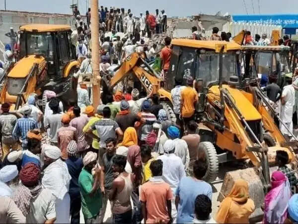 20 साल पुराने गुरुद्वारा साहिब का तीन मंजिला भवन गिरा, मलबे में दबने से मिस्त्री की मौत