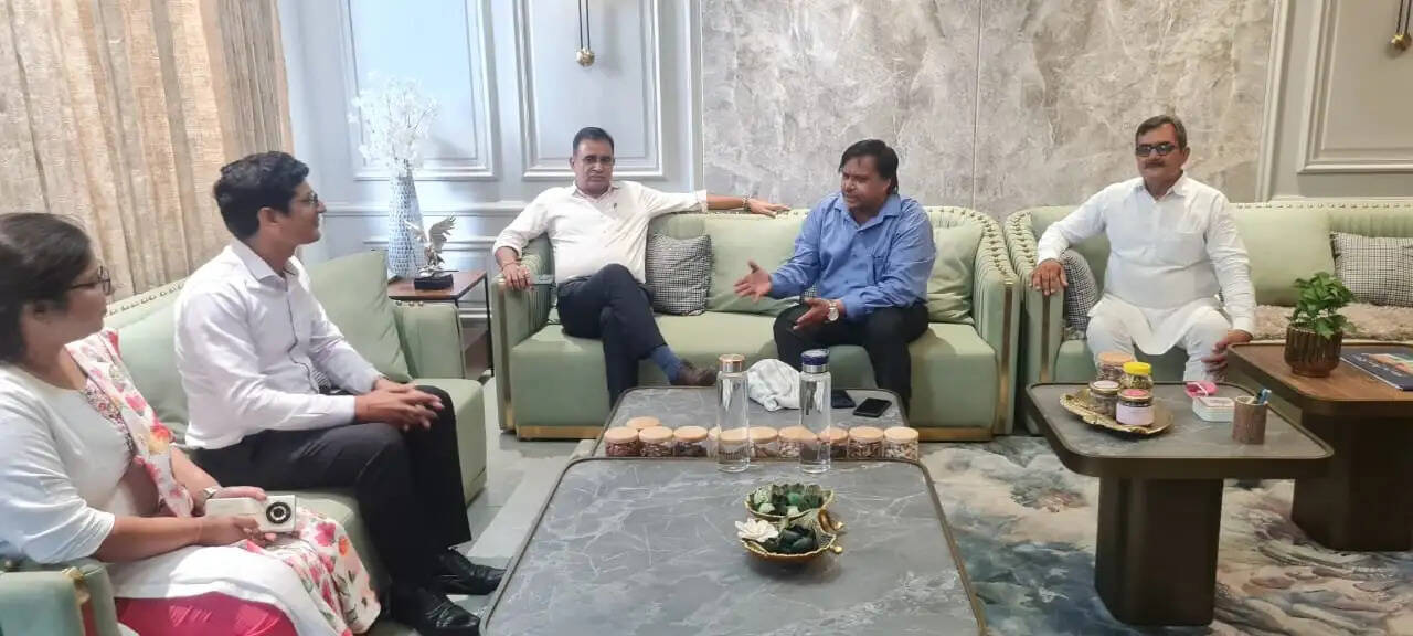 नीरज चौपडा के घर पहुचें डीसी, बोले- बनेगा भव्य स्वागत द्वार