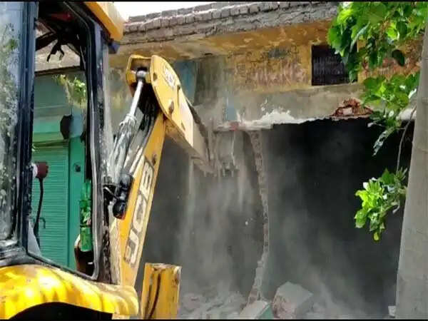 पानीपत में 18 दुकानो पर चला पीला पंजा, ढहाई गईं दुकानें