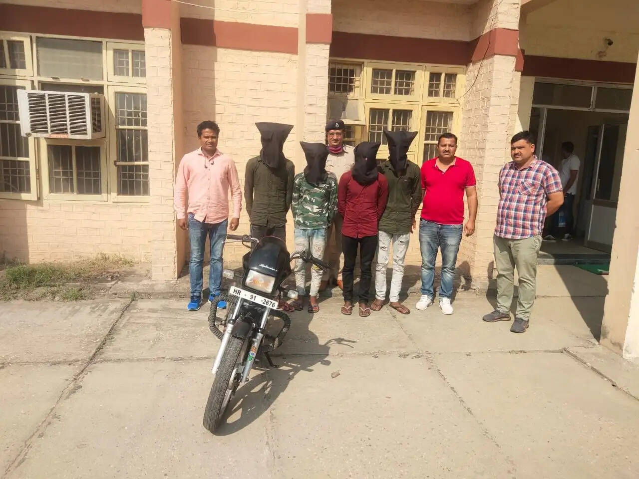 झपटमारी करने वाले 4 युवक काबू मोबाइल फोन, 400 रुपये और bike बरामद