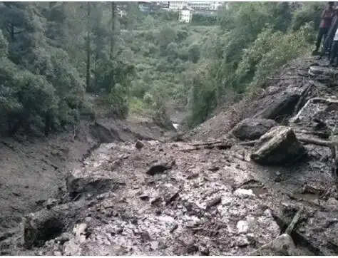 भारी बारिश के कारण केदानाथ मार्ग पर 25 मीटर सड़क बही,आवाजाही बंद होने से यात्रा ठप