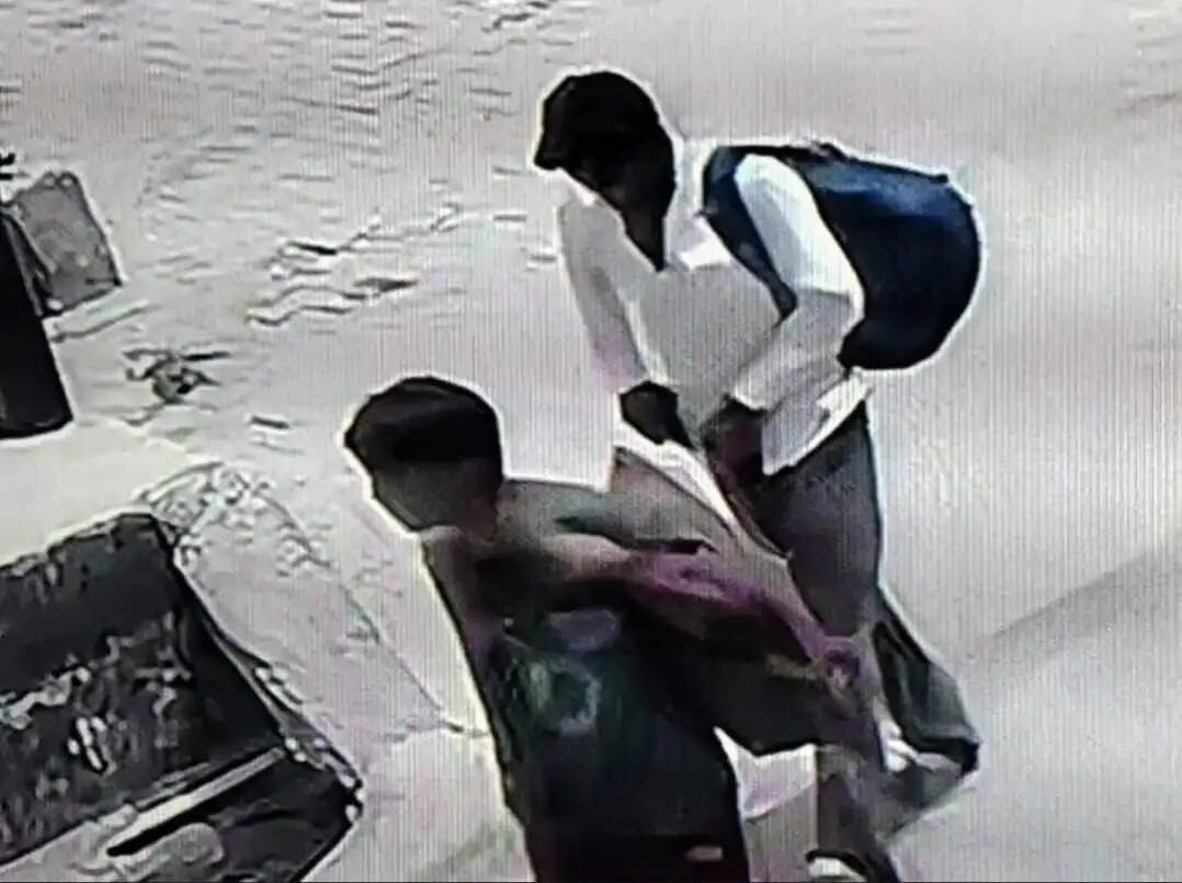 दिनदहाड़े ताला तोड़ घर में घुसे चोर , सोने चांदी के जेवर लेकर फरार