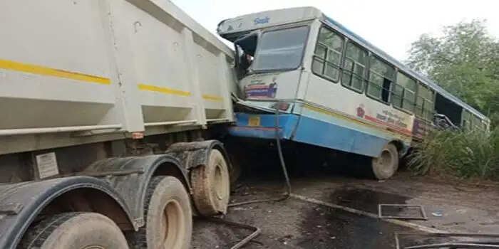 हाइवा ट्रक व रोडवेज बस की हुई भीषण टक्कर, 1 की मौत अन्य घायल