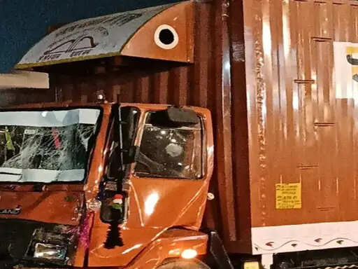 PANIPAT में श्रद्धालुओं से भरा ऑटो टकराया ट्रक से, 4 श्रद्धालु घायल
