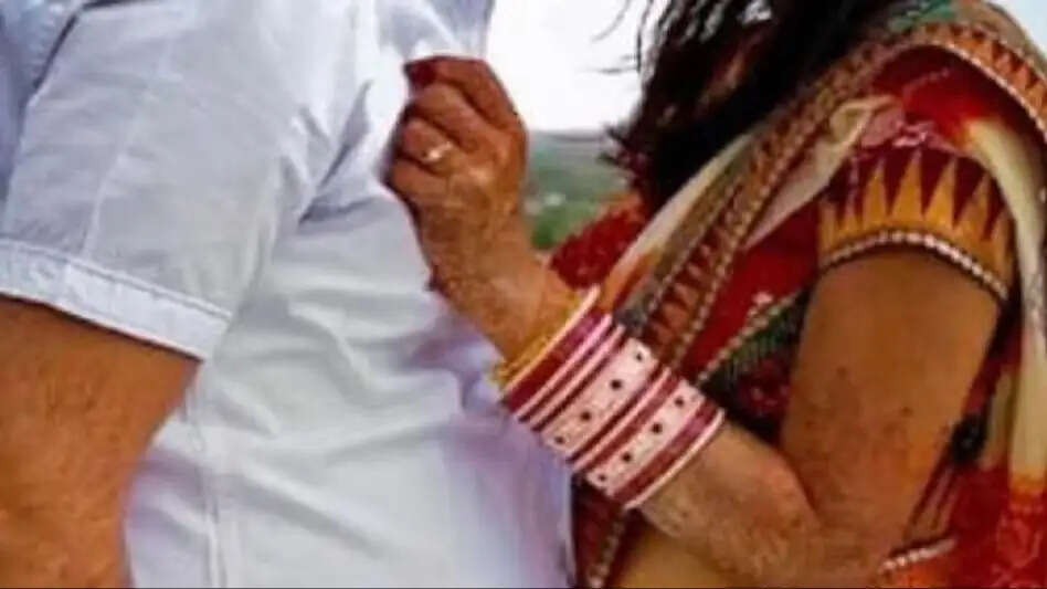 HARYANA:-  2 बच्चों को छोड़कर महिला प्रेमी के साथ फरार, 5 साल पहले हुई थी शादी
