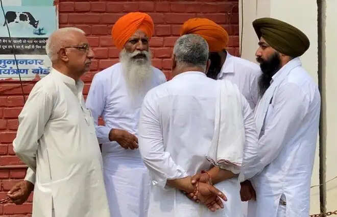 किसानों की मांगों को लेकर प्रशासन के साथ नहीं हो सकी सुलह.