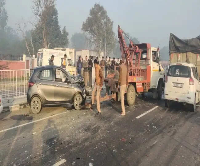 धुंध के कारण एक के बाद एक भिड़ीं 15 गाड़ियां, 20 लोग घायल, पढ़िए कहा हुआ हादसा