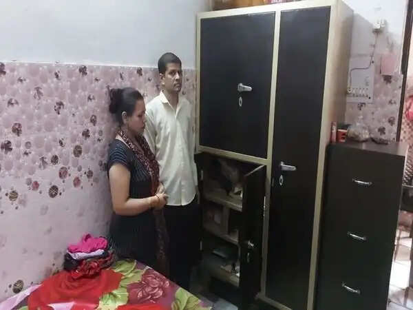 सोता रहा व्यापारी दंपति, आंख खुली तो उड़ गए होश