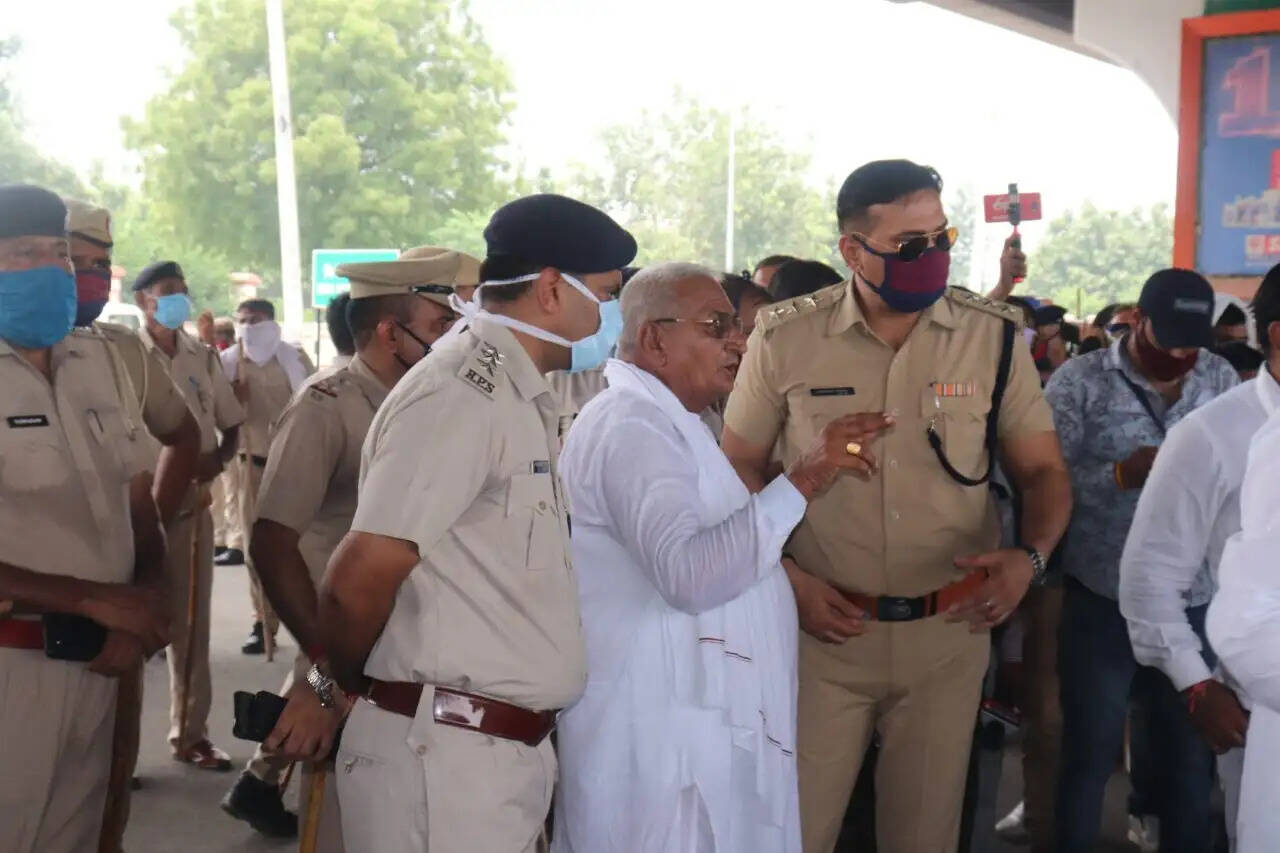 पानीपत के नेशनल हाईवे पर पुलिस मुस्‍तैद, आंसू गैस के गोलों के साथ जवान तैनात