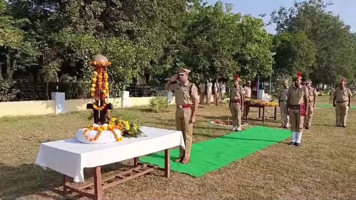 पुलिस शहीदी दिवस पर पुलिसकर्मियों की शहादत को किया नमन