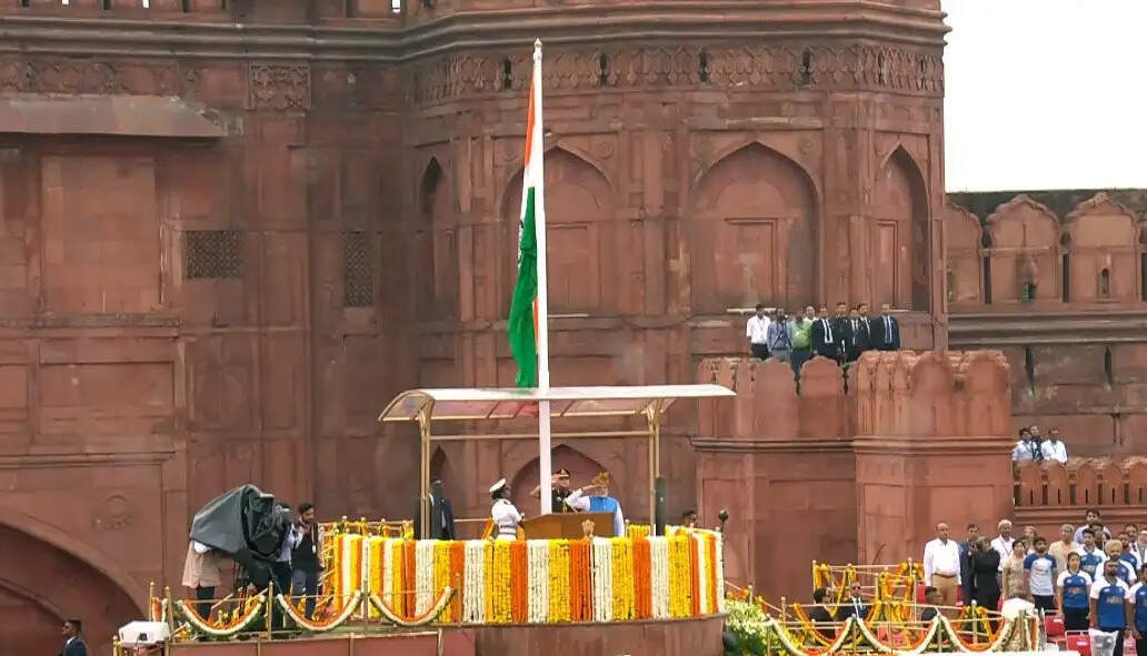 लालकिले से मोदी बोले- देश में सेक्युलर सिविल कोड हो