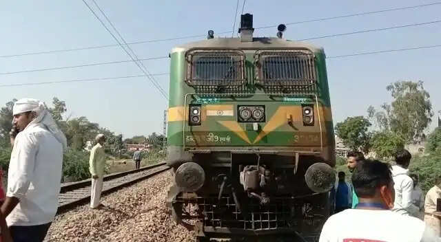 बड़ा हादसा, कार और ट्रेन की भीषण टक्कर, कार मे सवार थे पति-पत्नी