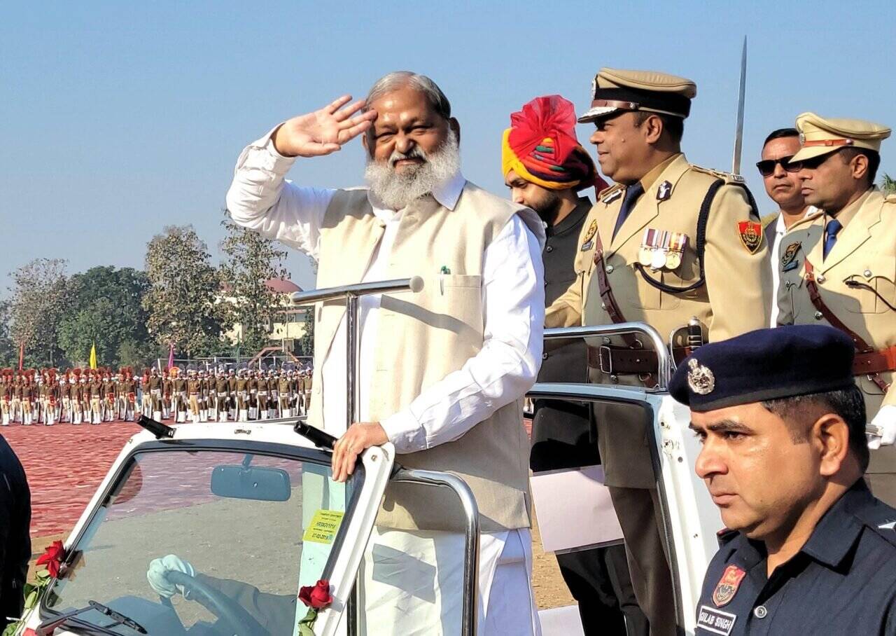 गणतंत्र दिवस पर विज ने फहराया तिरंगा और जमकर किया डांस