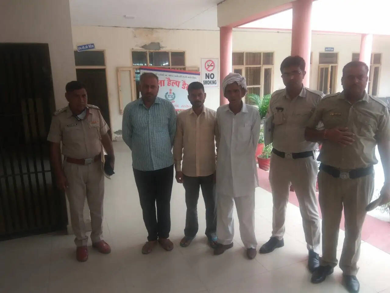 घर मे घुसकर मारपीट व झपटमारी के मामले मे तीन आरोपित काबू