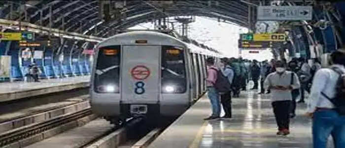 BREAKING: दिल्ली मेट्रो में ले जा सकेंगे शराब की 2 बोतले, लेकिन...