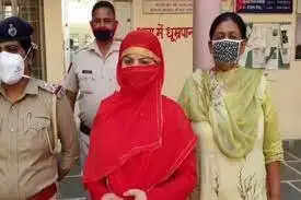 रेप केस में डॉक्टर से समझौता करने को मांगे 50 लाख, 2 लाख रुपये लेती युवती गिरफ्तार