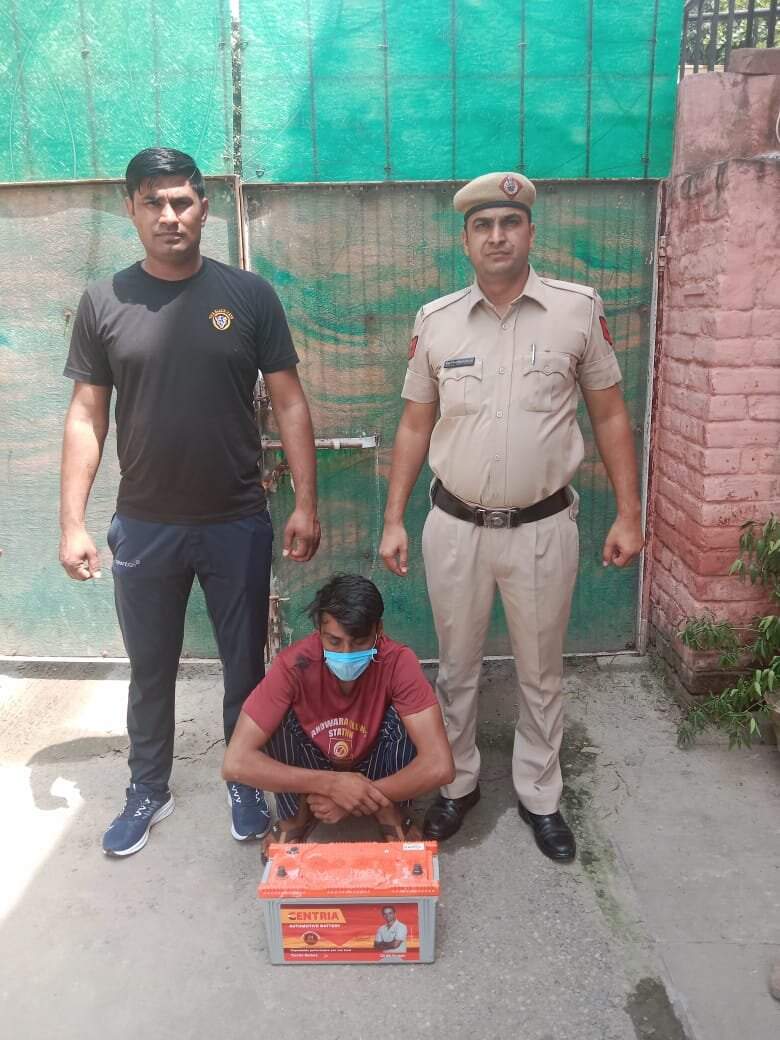 कार से बैटरी चोरी करने वाला आरोपित युवक काबू, चोरी किया हुई बैटरी बरामद