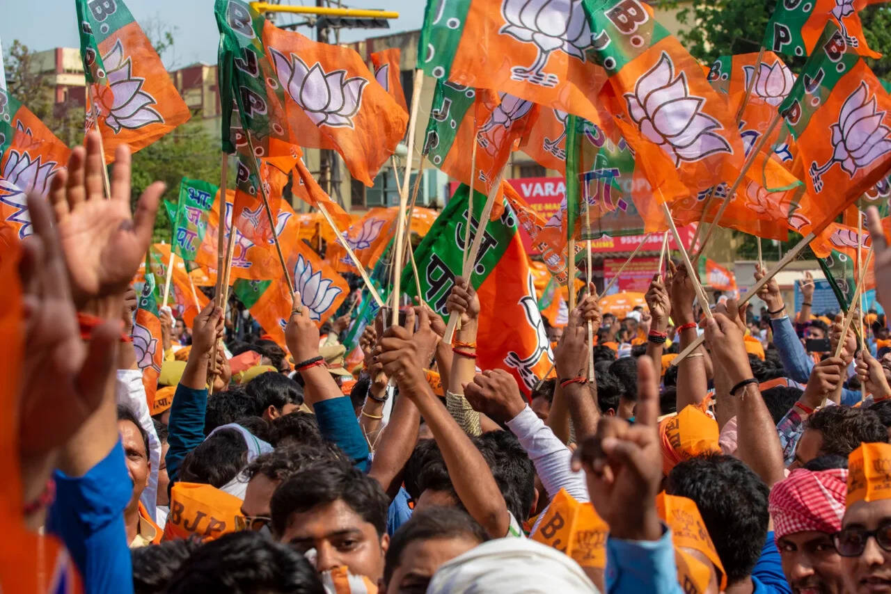 27 साल बाद Delhi में BJP की सरकार, EC के आंकड़ों में 70 सीटों में 43 पर आगे