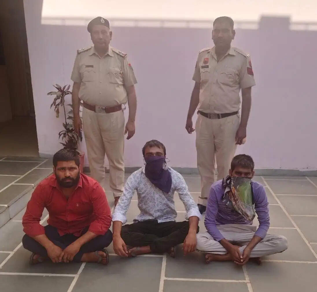 हथियार के बल पर ठेके से नगदी लूट करने वाले 3 आरोपियों को प्रोडक्शन वारंट पर लेकर आई पानीपत पुलिस