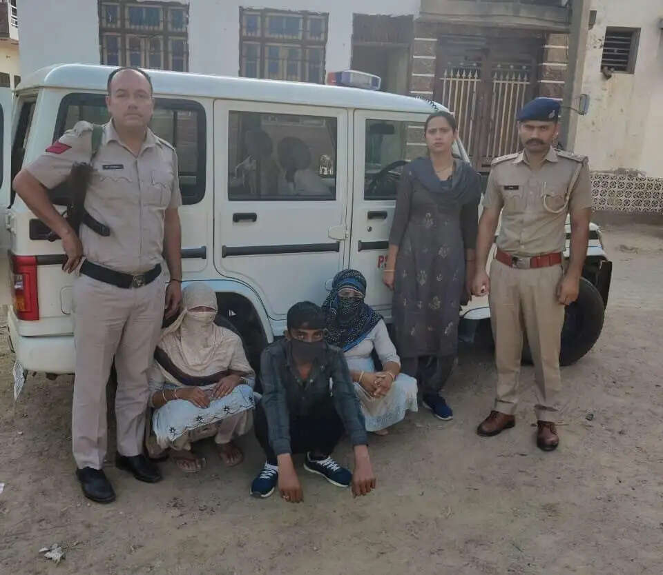 चोरी करने वाली महिलाओं के गिरोह का पर्दाफाश, कपड़े की दुकान से चोरी किए थे डेढ लाख के कपड़े