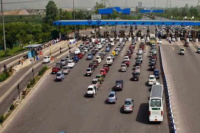 Toll प्लाजा पर लगी वाहनों की लंबी लाइन तो नहीं लगेगा टैक्स, जानिए नए नियम