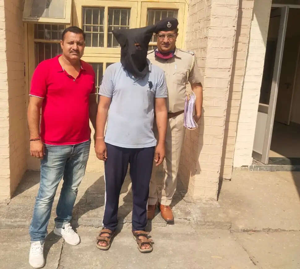 बंद पड़े मुर्गी फार्म में नकली शराब तैयार करने के मामले में इनामी आरोपी गिरफ्तार