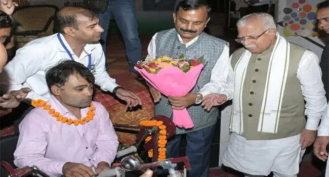 जनसंवाद में खुद गेट पर खड़े होकर सीएम ने सुनी फरियादें, गंभीर बीमारी से जूझ रहे युवक को स्वैच्छिक कोष से दिए 50 हजार रुपये