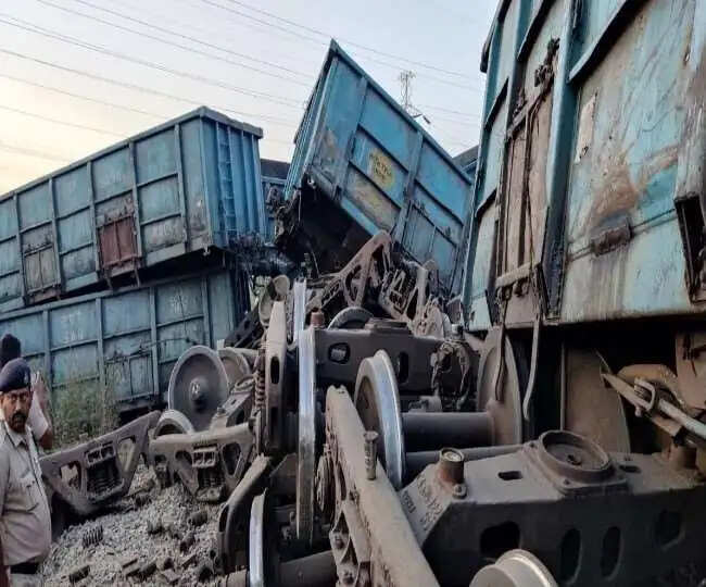 इंजन से टकराया भैंसा, पटरी से उतरे मालगाड़ी के 17 डिब्बे