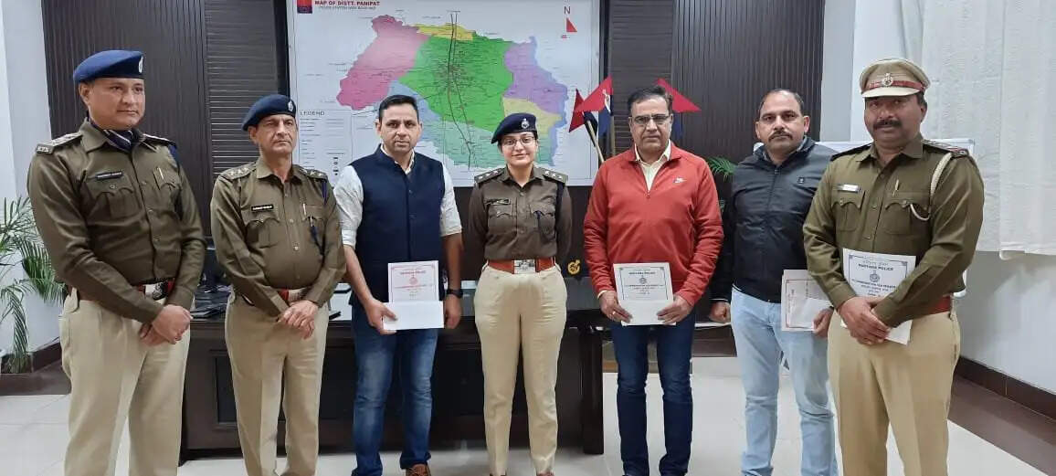 7 साल की बच्ची के मर्डर की वारदात को सुलझाने पर मिली ईनाम की राशि SIT की पूरी टीम ने सौपी पीड़ित परिवार को