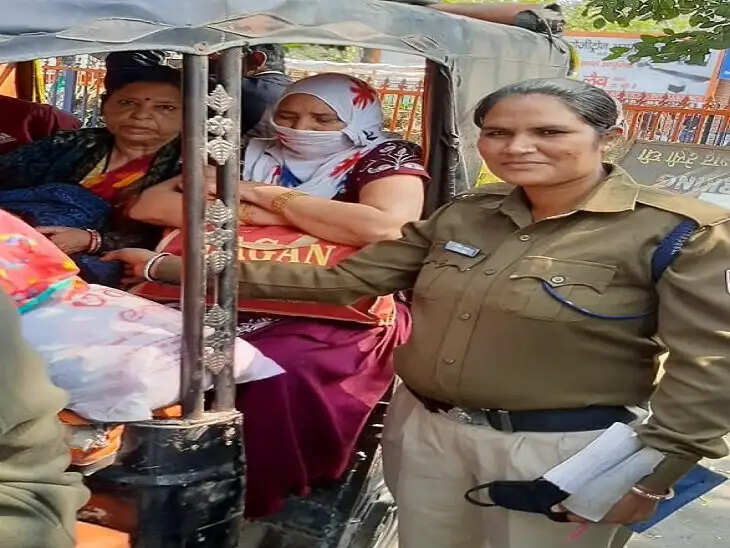 रेलवे स्टेशन पर ट्रेन से उतरते वक्त फिसला पैर , महिला पुलिसकर्मी भागी और खींचा महिला को..