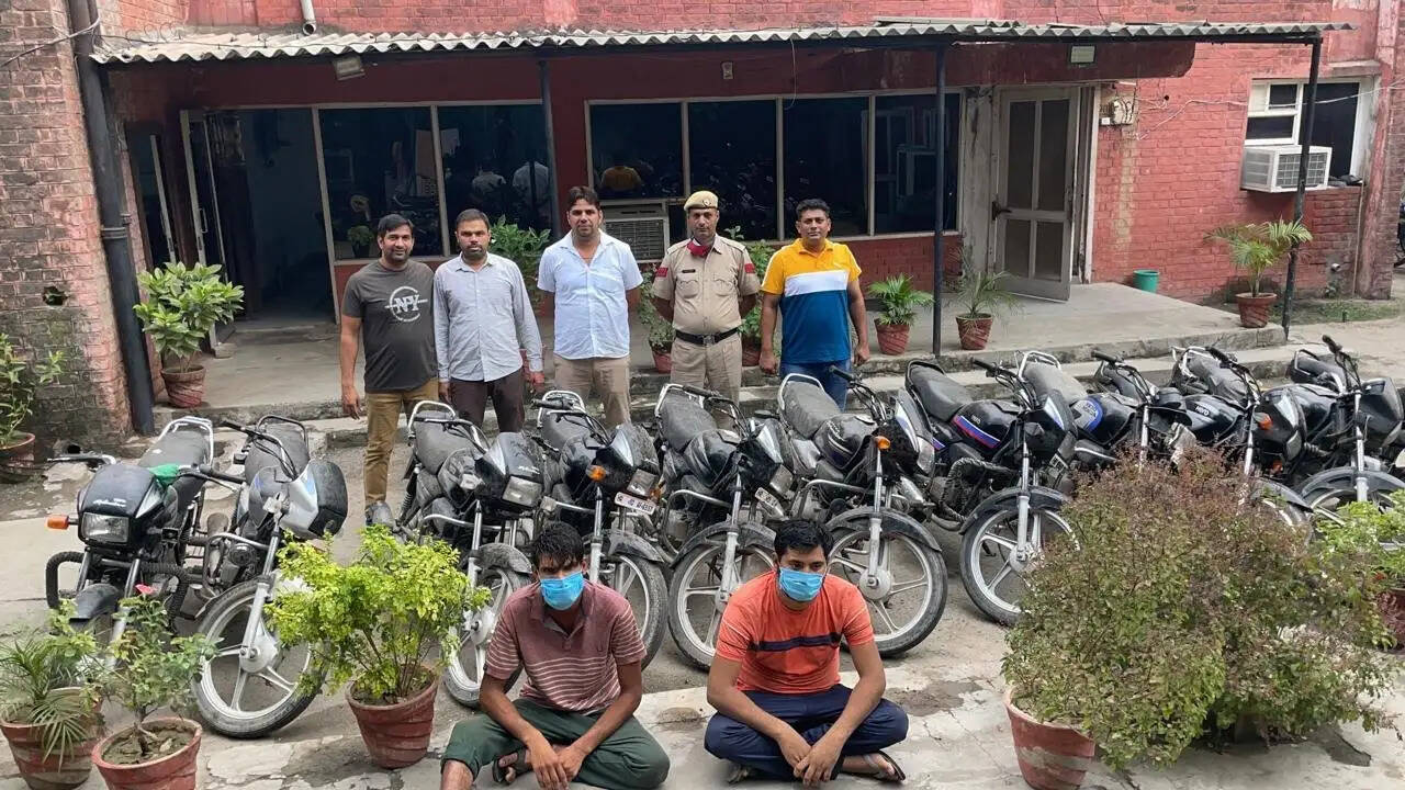 क्या आपकी बाईक हुई है चोरी, तो पढ़िए ये खबर, 11 बाइक चोरो से बरामद
