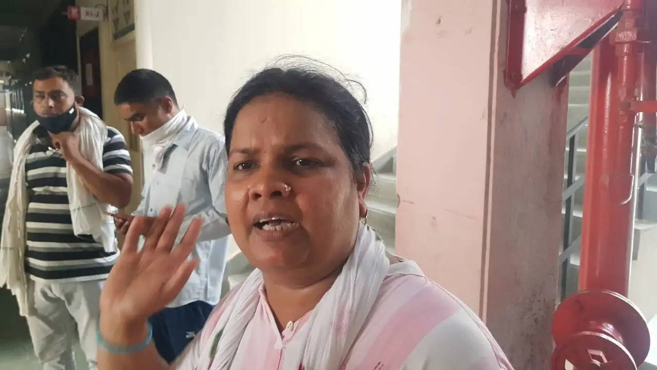 SDVM स्कूल (सीनियर विंग) की लिफ्ट में फंसकर लैब अटेंडेंट की मौत, कुछ महीने पहले हुई थी शादी