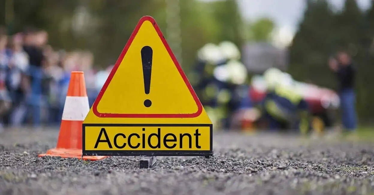 कोहरे के चलते स्कूल बस व रोडवेज की हुई टक्कर, टला बड़ा हादसा