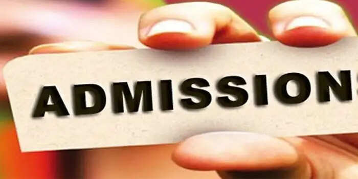 स्कूलों में दाखिला दिलाने की मांग को लेकर अभिभावकों का प्रदर्शन जारी, कही ये बात