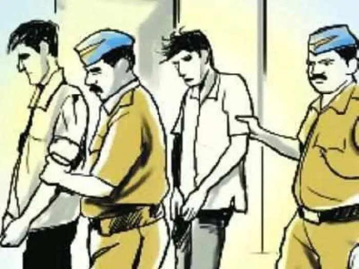 एक-दूसरे की जगह पेपर देने पहुंचे 2 युवक, पुलिस ने दोनो को किया गिरफ्तार