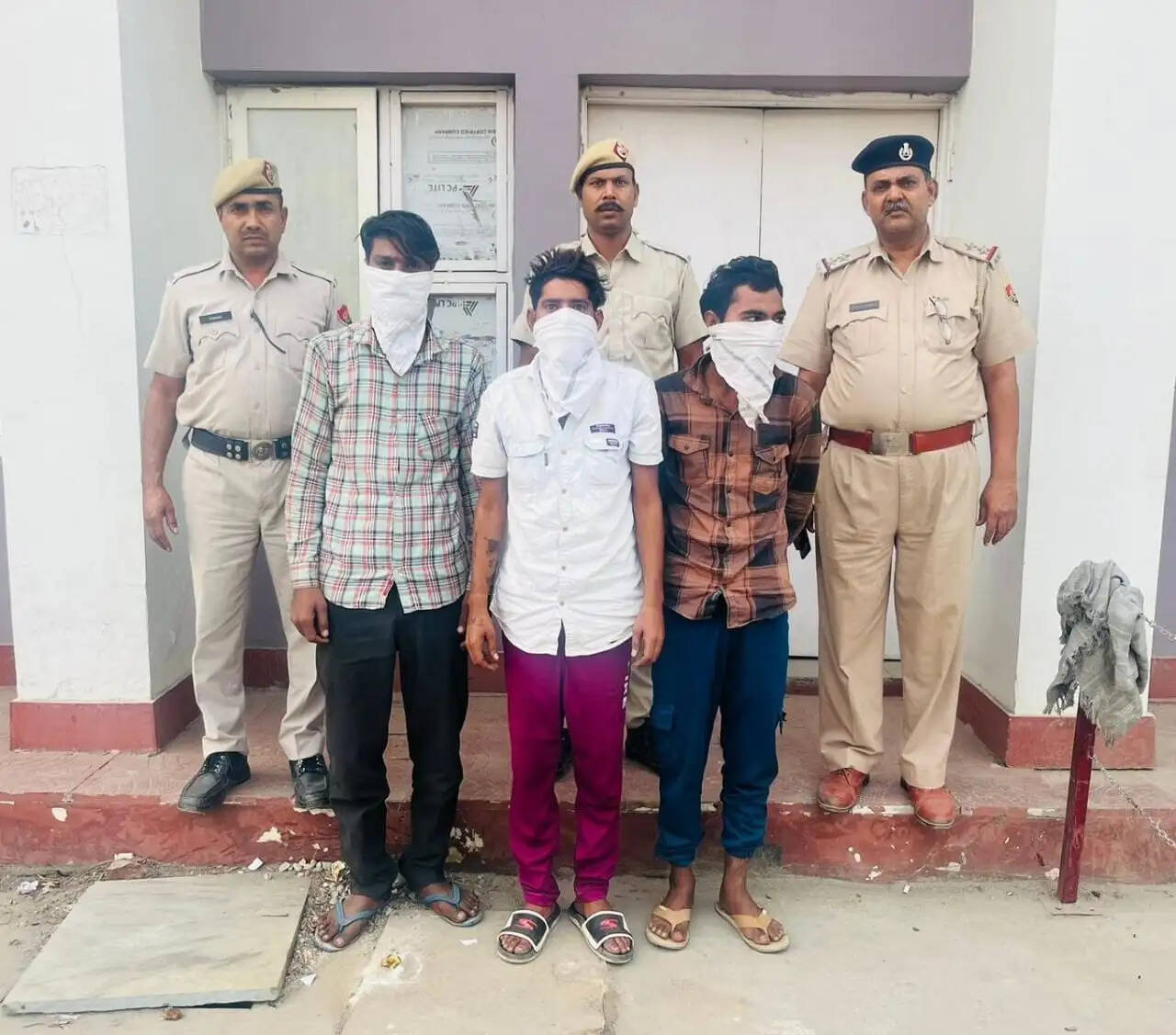 राहगीरों को लूटने वाले पुलिस की गिरफ्त में