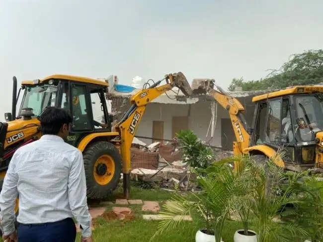 क्रिमिनल नीरज के फार्म हाउस पर चला बुलडोजर
