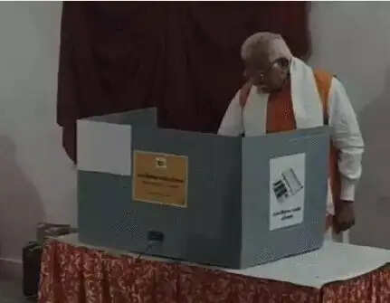 हरियाणा निकाय चुनाव के लिए वोटिंग जारी, मनोहर लाल ने किया मतदान