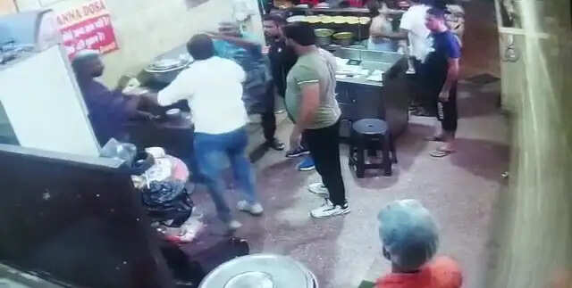 कार को साइड करने के लिए कहा तो कर दी मारपीट शुरू, CCTV में कैद हुई पूरी घटना.