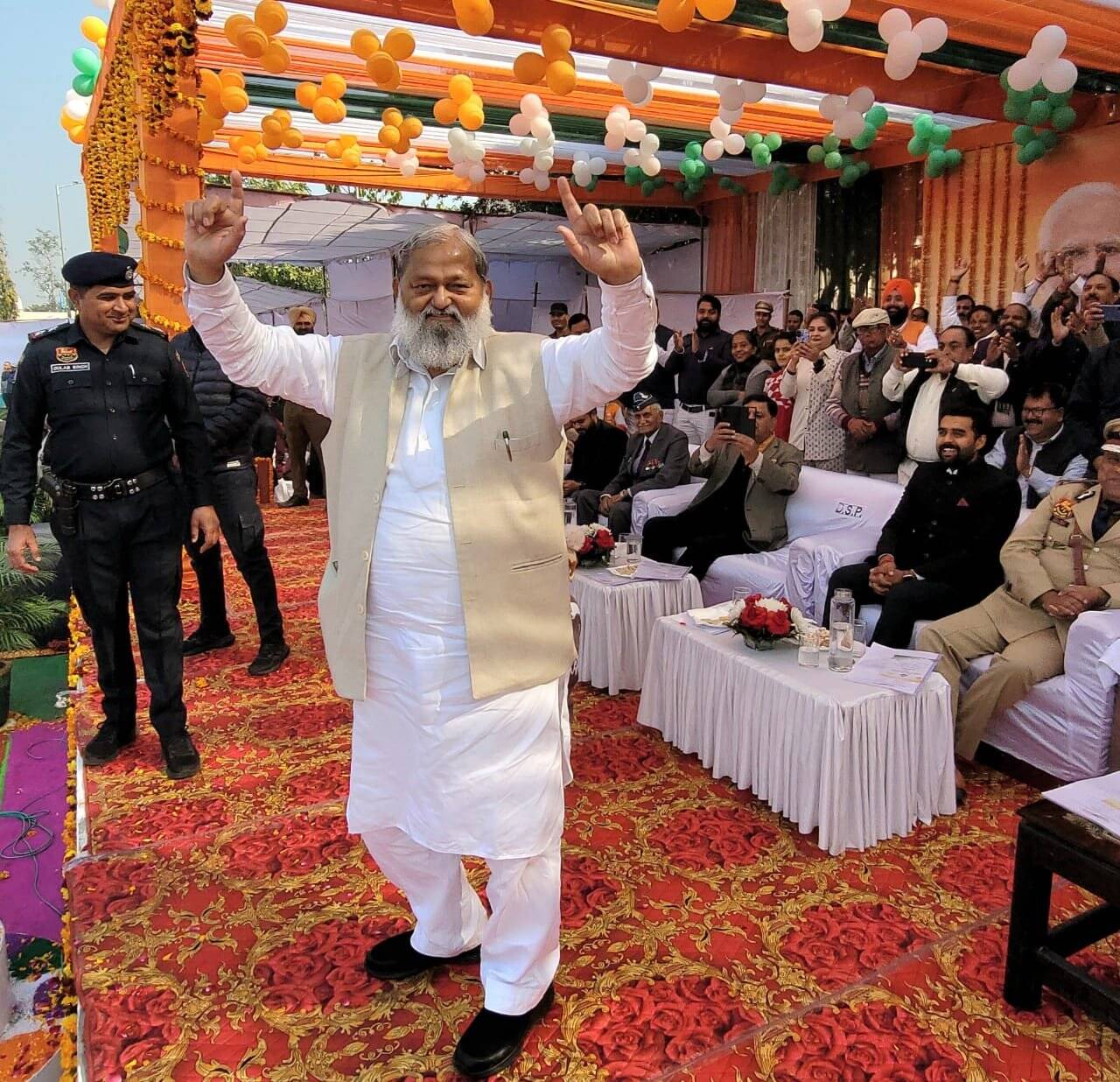 गणतंत्र दिवस पर विज ने फहराया तिरंगा और जमकर किया डांस