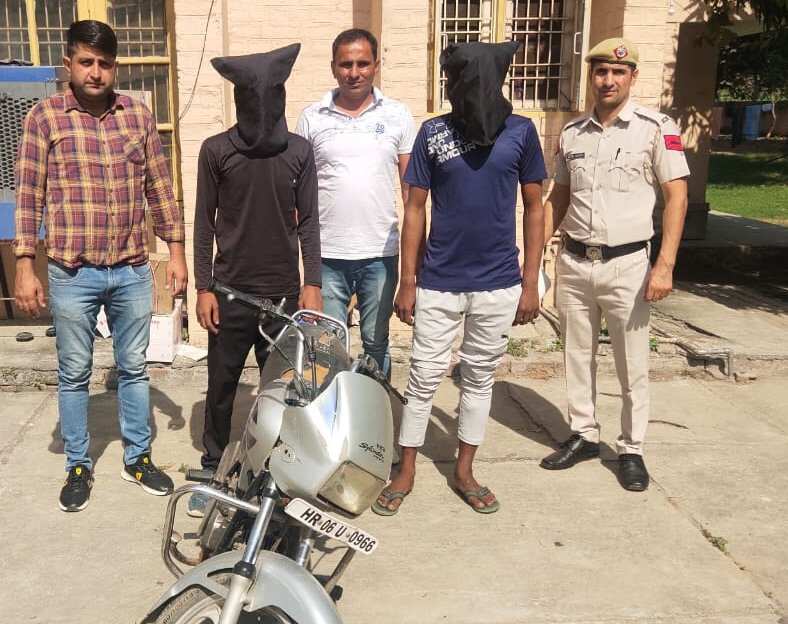 चोरी की बाइक बेचने जा रहे थे आरोपी, CIA-1 ने किया काबू
