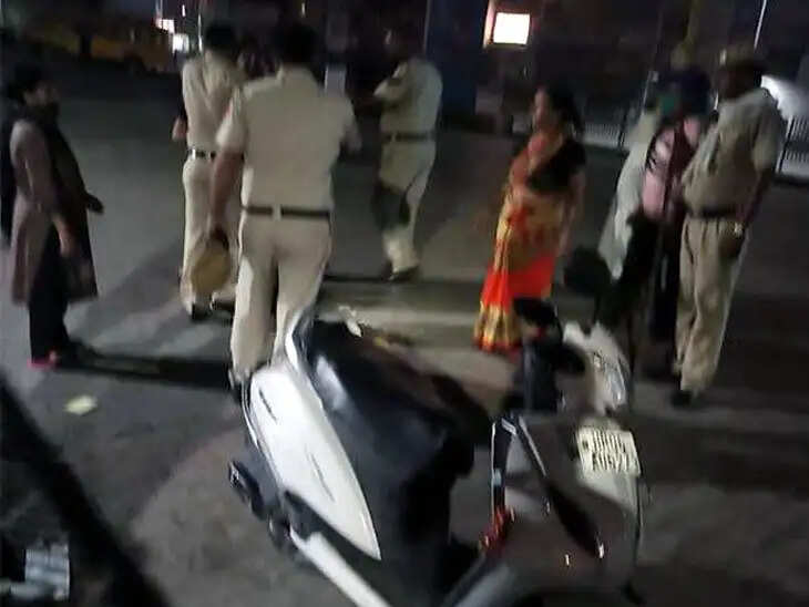 पति को प्रेमिका के साथ पकड़ा,हाईवे पर हुआ हंगामा
