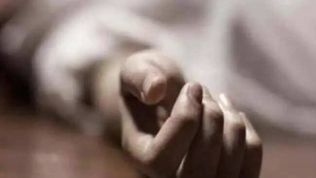 कॉलोनी में आ रही थी बदबू, सुनसान जगह पड़ी मिली युवक की लाश