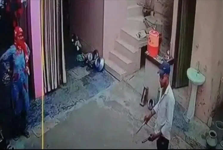 बहन के प्रेम विवाह से नाराज भाई ने किया ये काम, CCTV में कैद