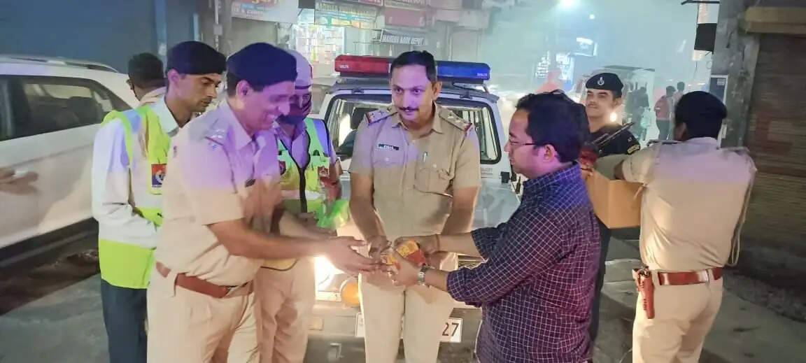 SP शशांक कुमार सावन ने ड्यूटी पर तैनात जवानों के बीच पहुंचकर मनाई दिवाली, देखिए तस्वीरें