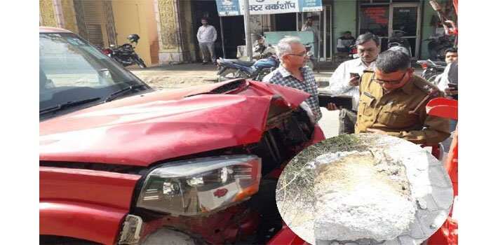 कार के बोनट पर गिरा 70 किलो का पत्थर, ड्राइवर का दावा आसमान से गिरा, पुलिस हैरान