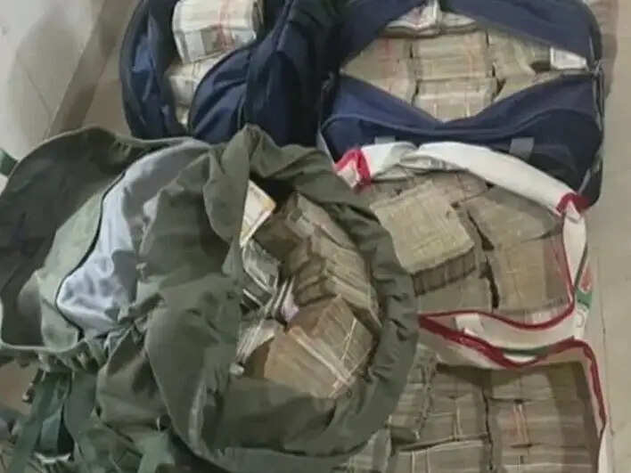 BSF के डिप्टी कमांडेंट के घर से 14 करोड़ रुपए कैश, 1 करोड़ रुपए की ज्वैलरी व सात लग्जरी कार बरामद