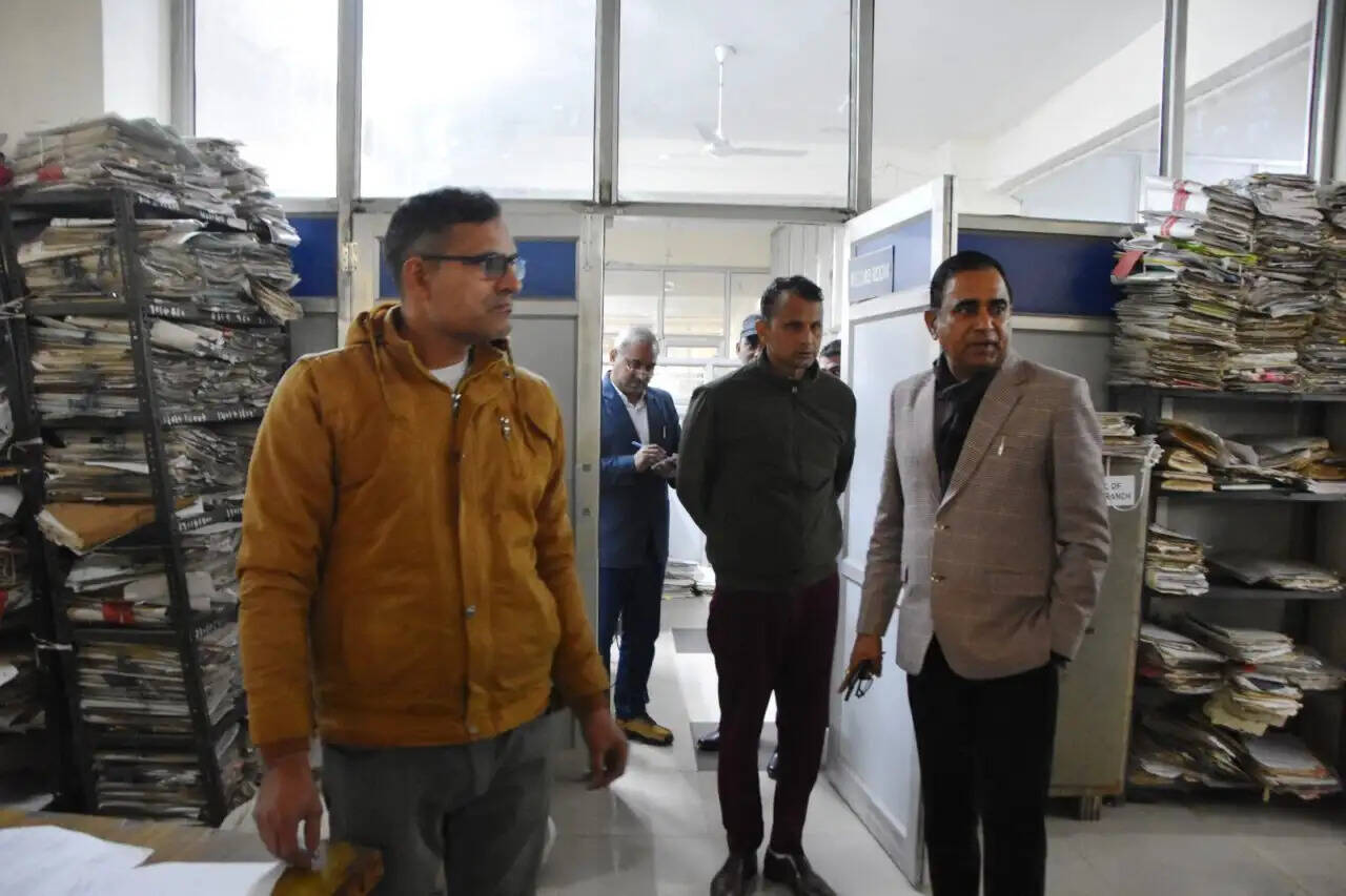 पानीपत के DC वीरेंद्र कुमार दहिया ने HSVP के कार्यालय का किया औचक निरीक्षण